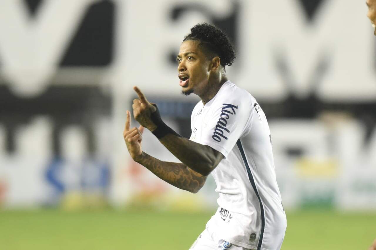 Marinho salvou o Santos da derrota no clássico com um gol de falta