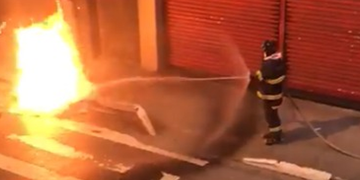 Contentor localizado na Rua Amador Bueno pegou fogo na manhã deste domingo