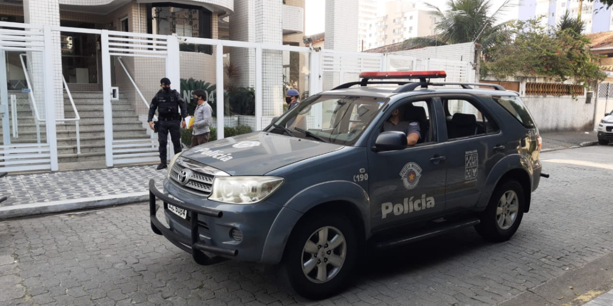 Polícia cumprindo mandado em Praia Grande em ação contra o PCC 