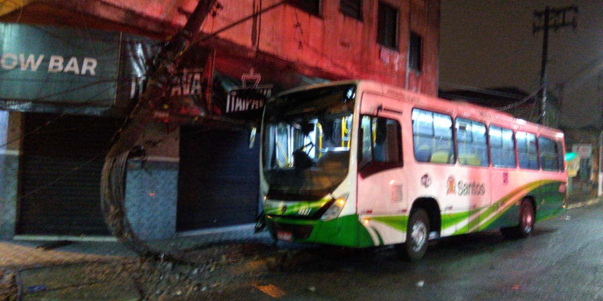 Ônibus municipal destrói poste e fere três passageiros em Santos