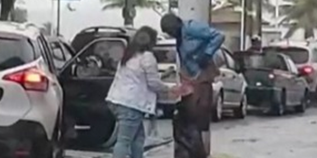 Mulher desceu do carro e doou agasalho para morador em situação de rua em São Vicente 