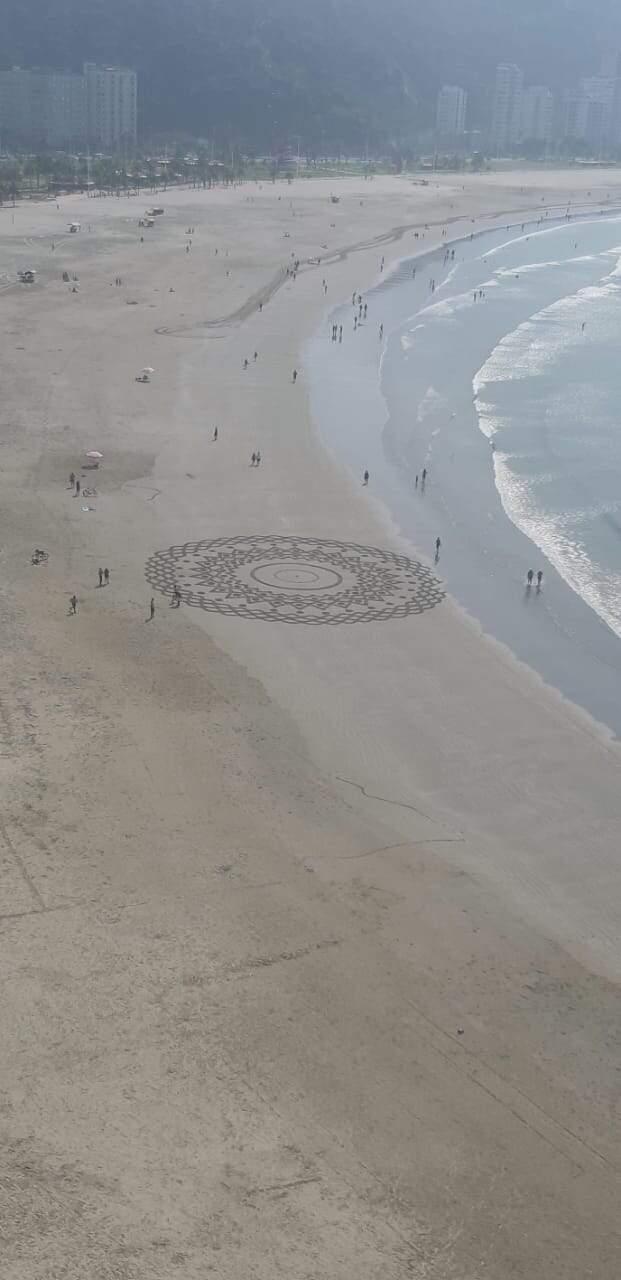 Mandala feita na praia do Itararé, em São Vicente