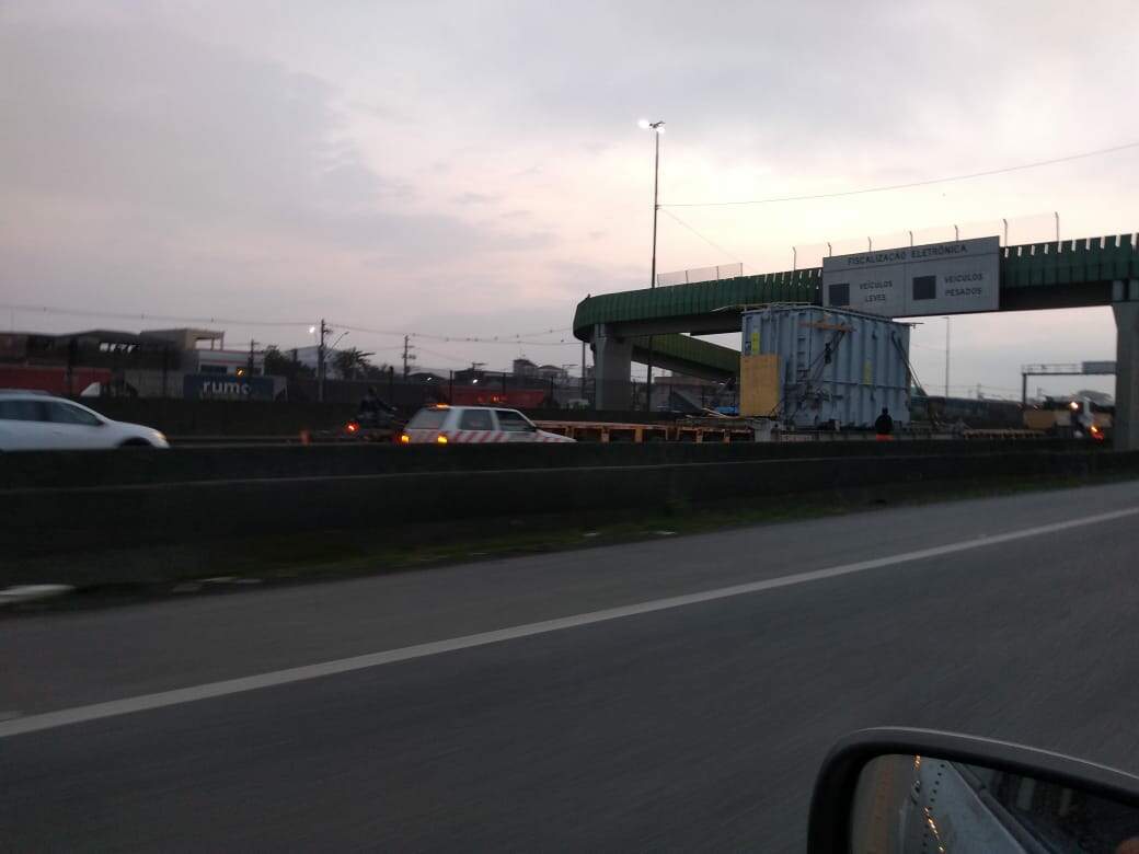 Transporte de carga especial ao porto 'travou' a entrada de Santos