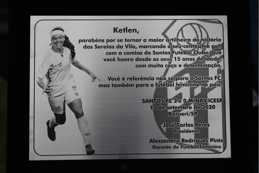 Ketlen recebe placa em homenagem aos 100 gols marcados 