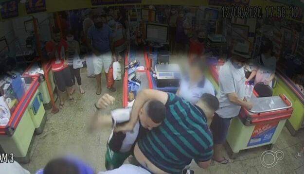 Funcionário do mercado é agredido com socos nas costas