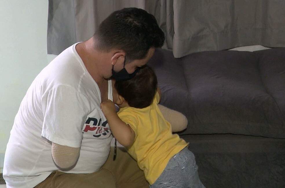 Após perder os braços, Nilson Medeiros sonha com próteses para abraçar o filho