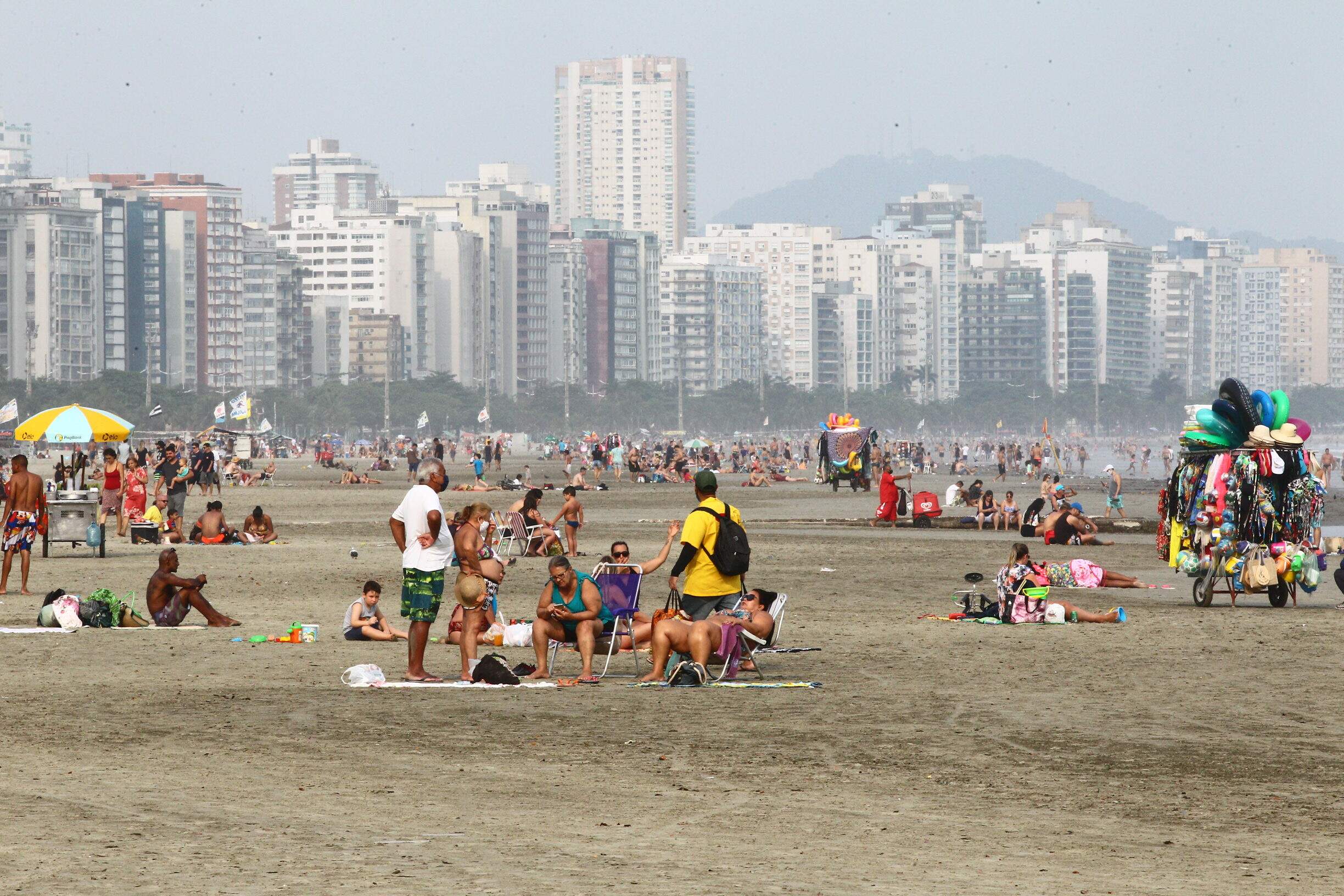 Banhistas aproveitaram calor para ir à praia neste sábado (19)