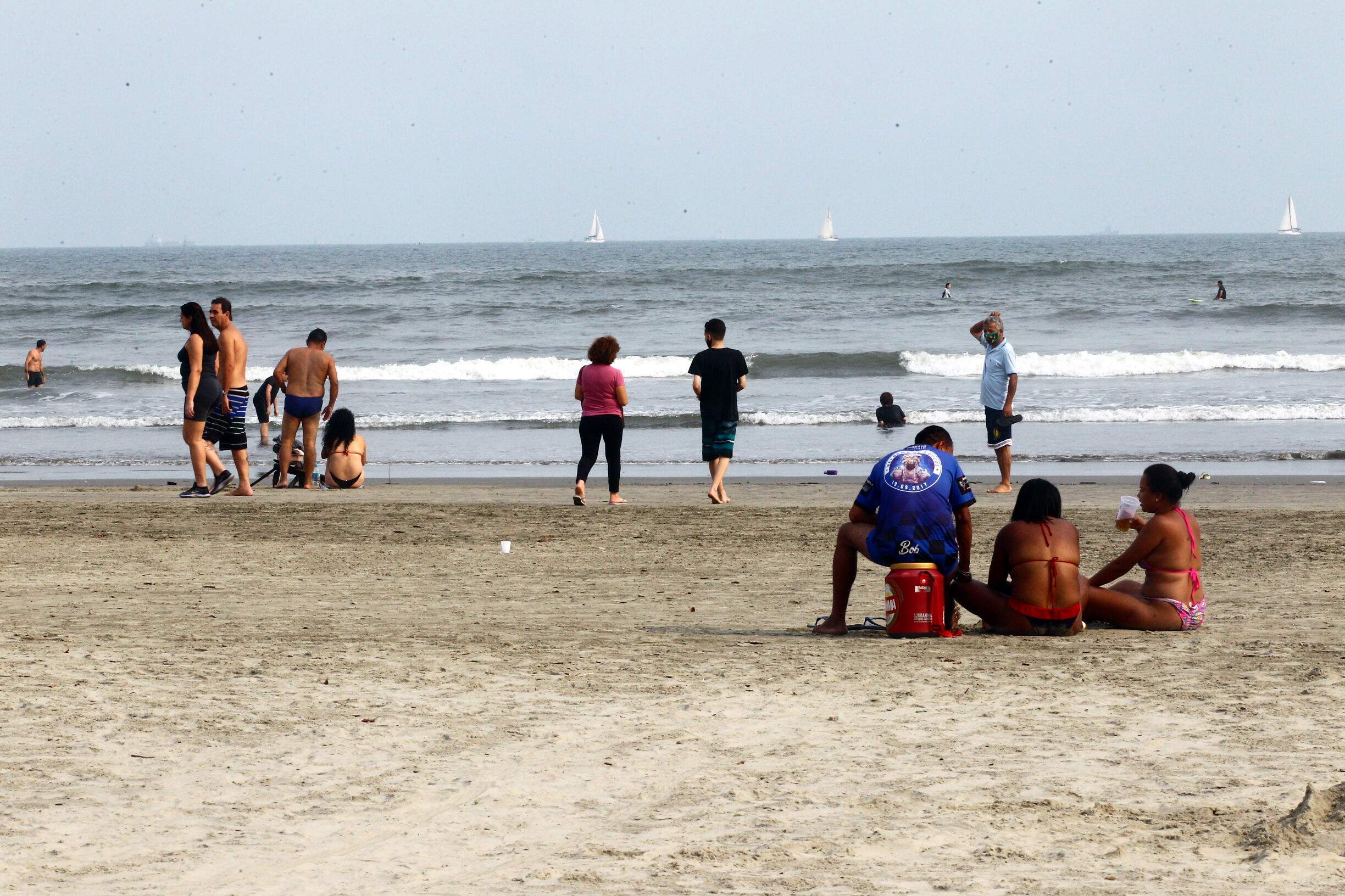Banhistas foram vistos sem máscara nas praias de Santos 