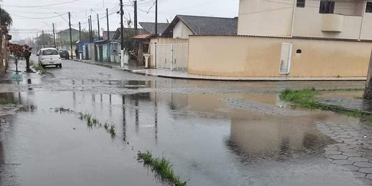 Com a chuva desde domingo, ruas de alguns bairros de Mongaguá estão alagadas
