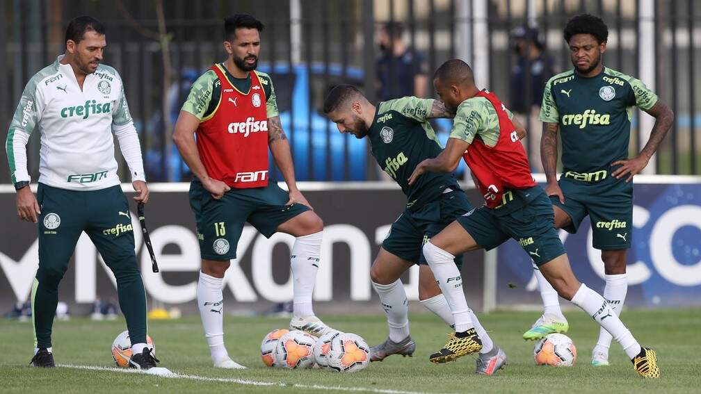 Time do Palmeiras em treino no Paraguai