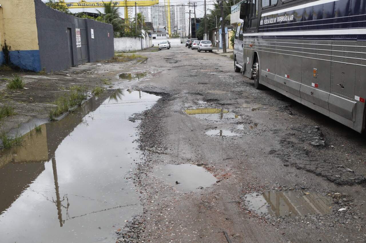 Moradores reclamam de falta de pavimentação em vias públicas de Guarujá