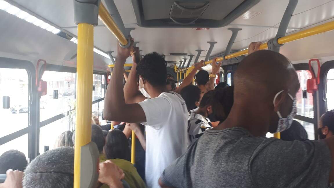 Cenas de aglomeração dentro de ônibus intermunicipais viraram rotina na Baixada Santista