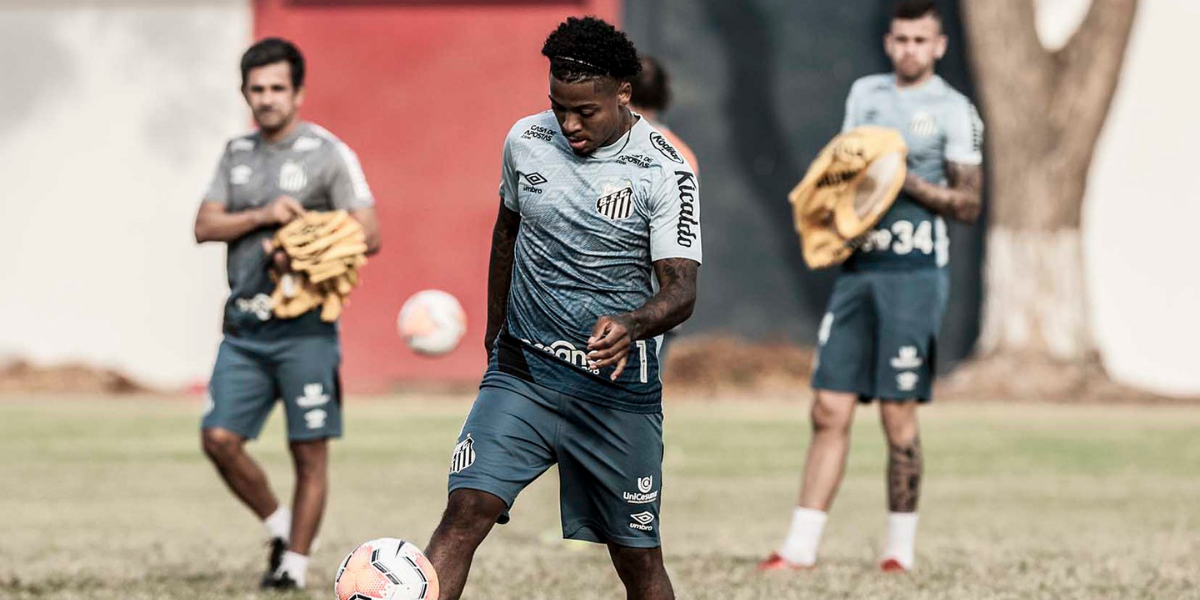 O atacante Marinho treinou normalmente, no Equador, e é a esperança de gols do Santos