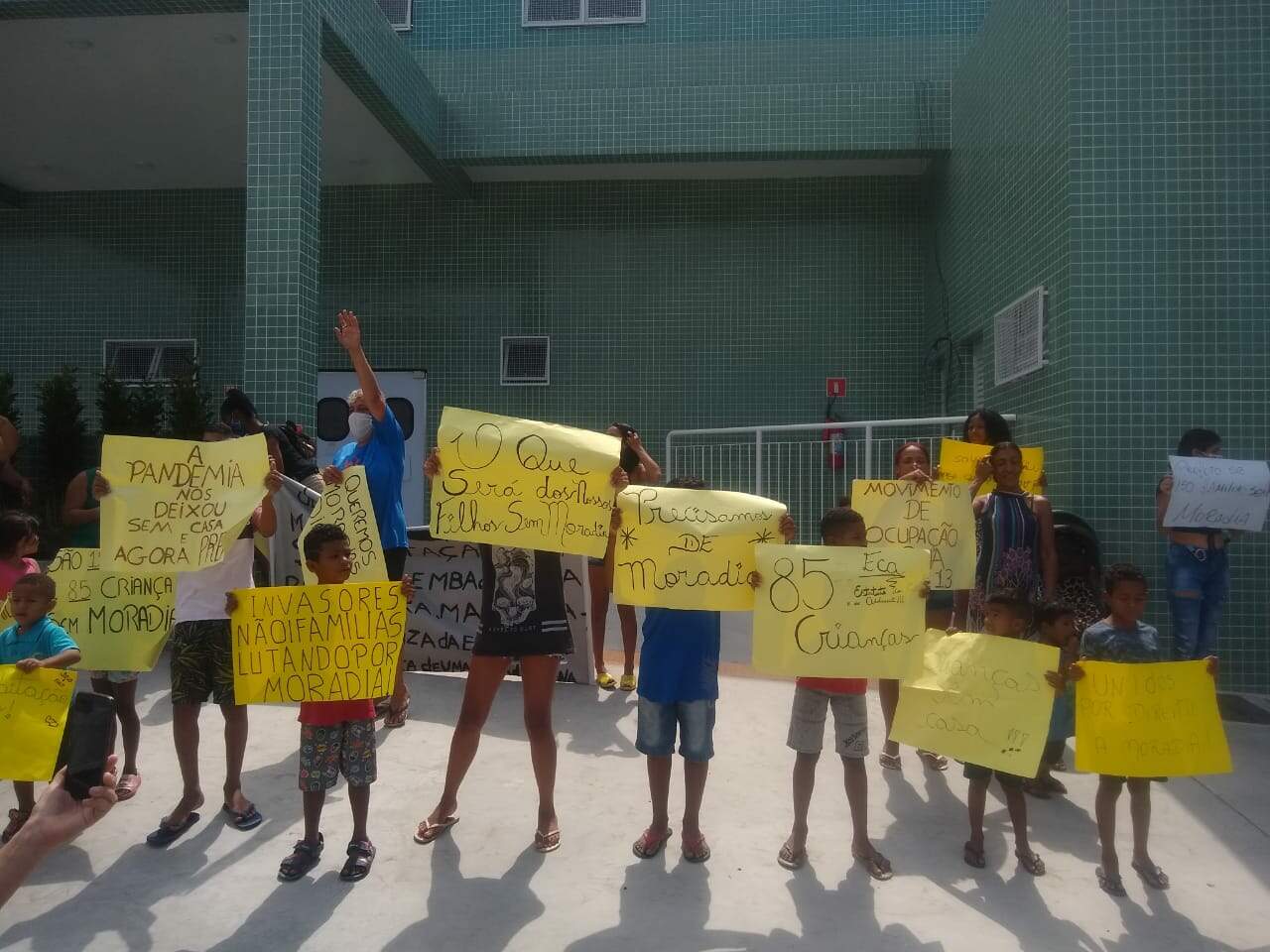 Habitantes do Jardim Rio Branco protestaram por moradia e melhores condições em São Vicente 
