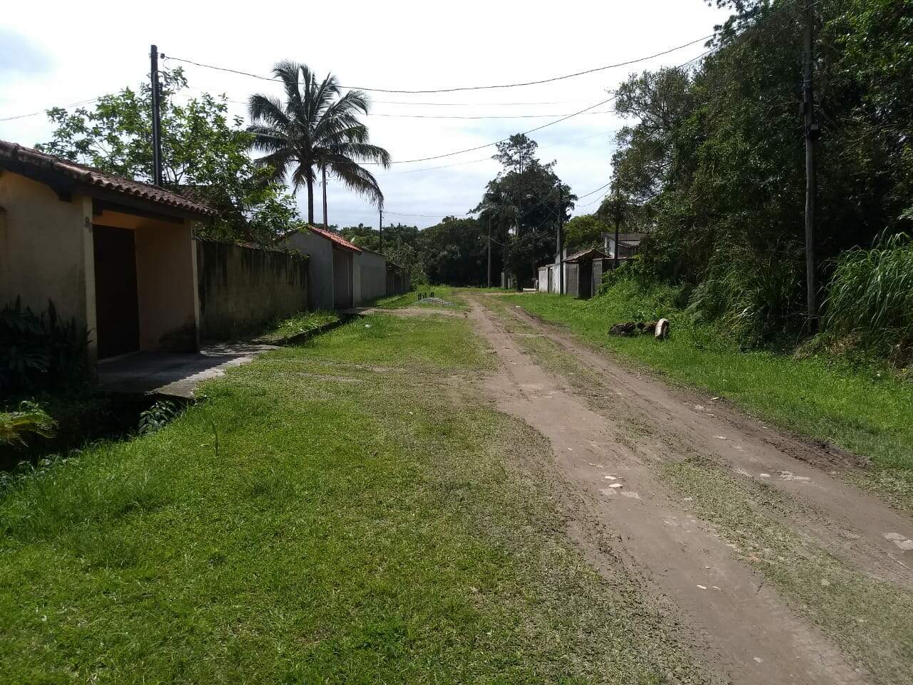 Rua Caranás não tem asfalto e nem sistema de esgoto