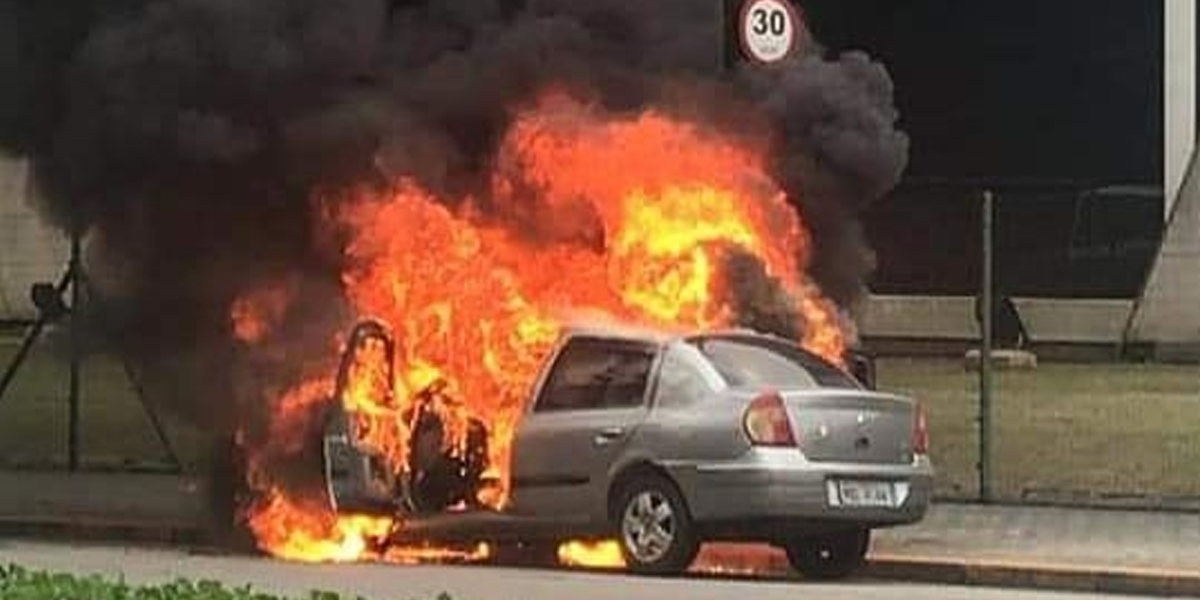 Veículo pegou fogo no fim da manhã desta sexta-feira (25) em Cubatão