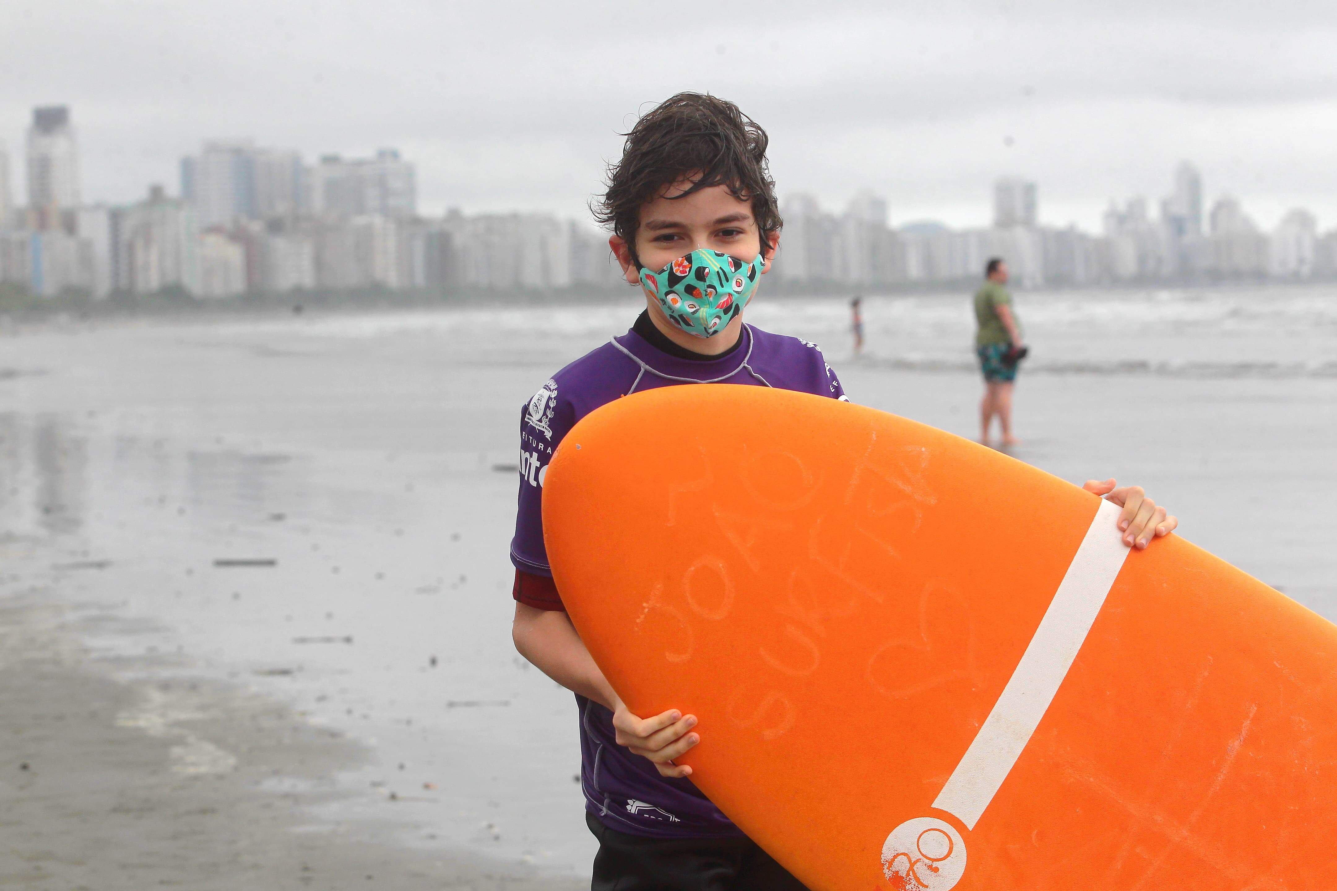 João Vitor tem autismo. O surfe o ajudou a desenvolver habilidades