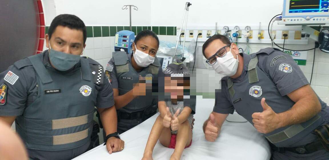 Policiais salvam criança engasgada em Praia Grande