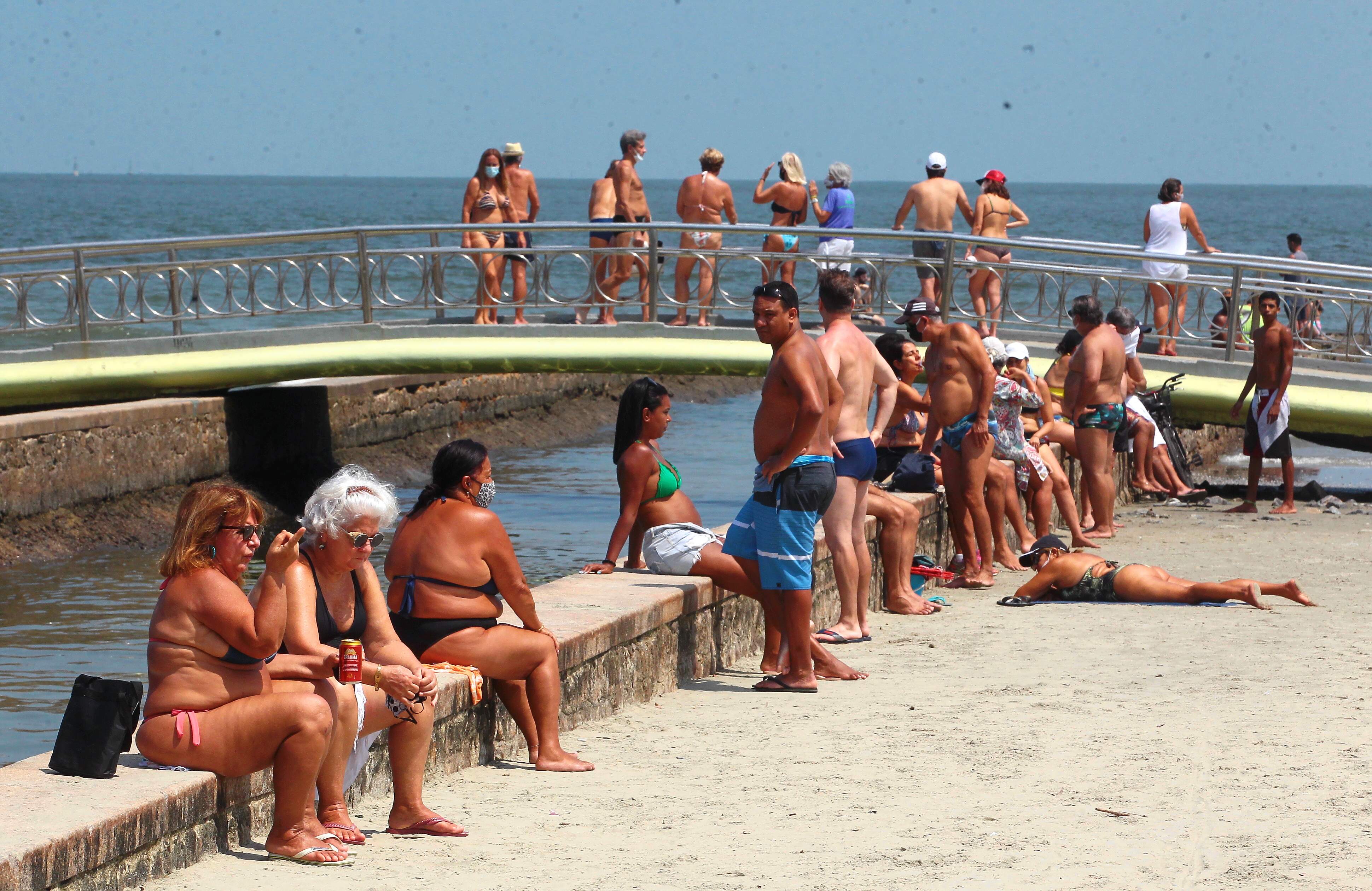 Em Santos, não é permitido ficar tomando sol na faixa de areia 