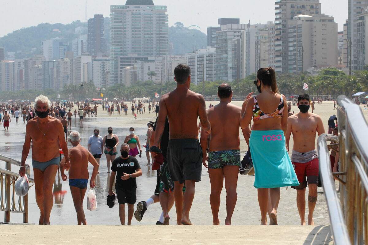 Banhistas aproveitaram o dia quente e ocuparam as praias de Santos neste sábado