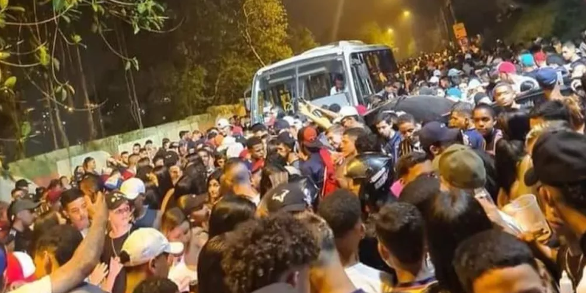 Ônibus municipal foi impedido de passar após jovens bloquearem a rua