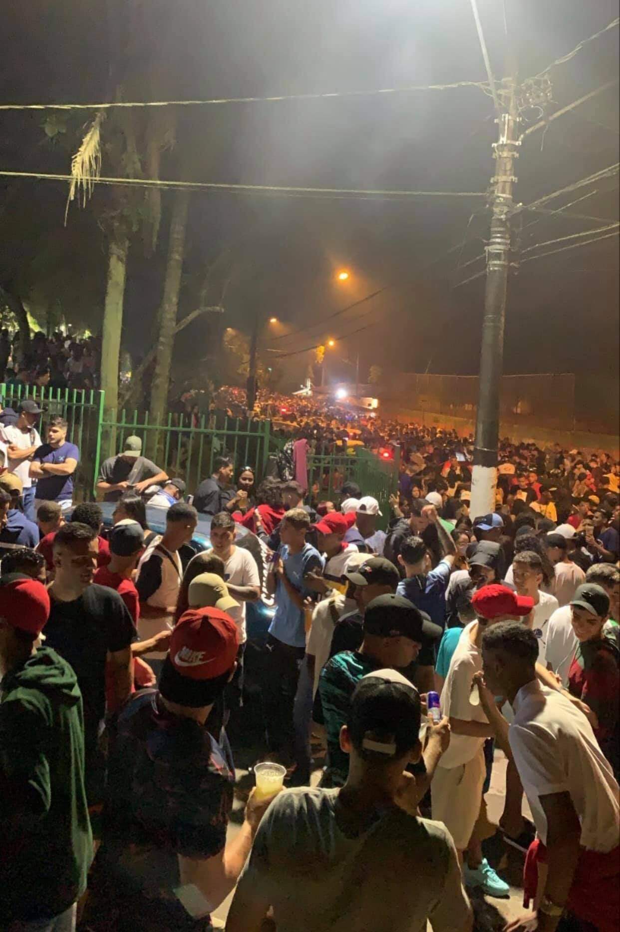 Centenas de jovens e adolescentes se aglomeraram e sem máscara na Lagoa da Saudade