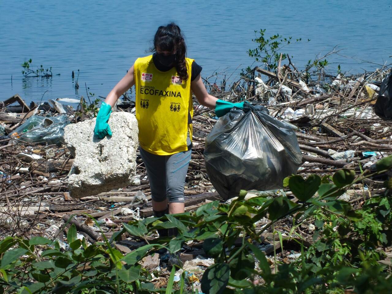 Entre as ações práticas, está a limpeza das praias, em várias cidades da Baixada Santista