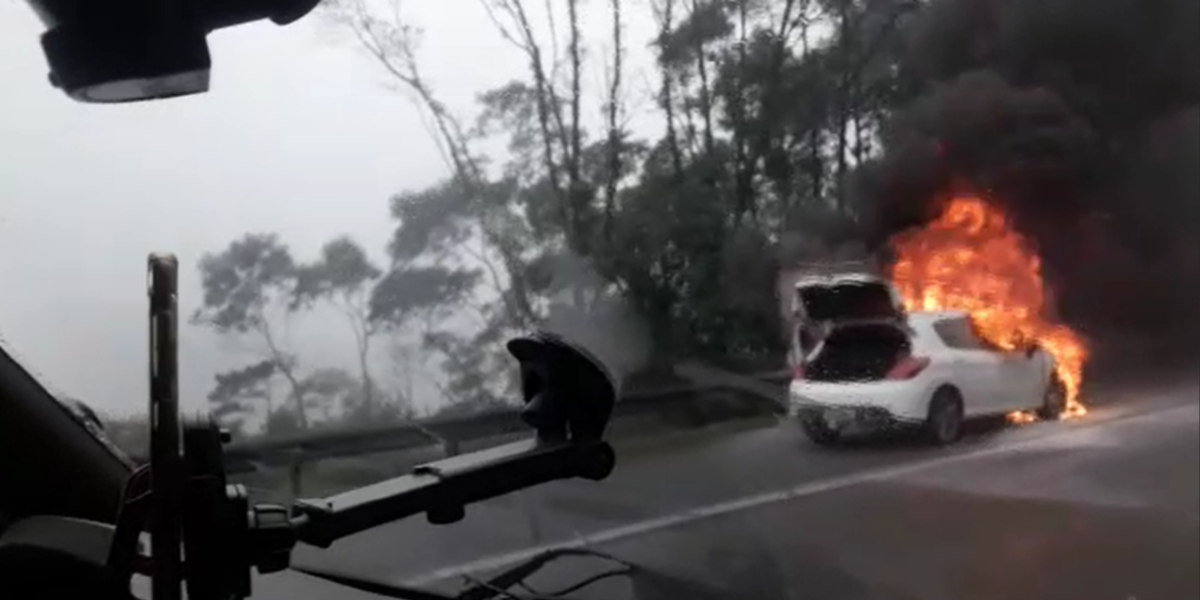 Imigrantes é bloqueada parcialmente após carro pegar fogo em São Vicente 
