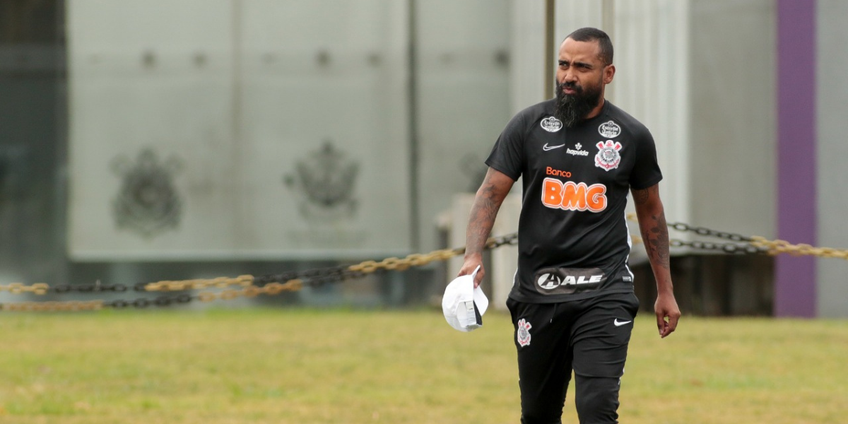 Mesmo sem marcar gols, técnico do Corinthians vê evolução no time