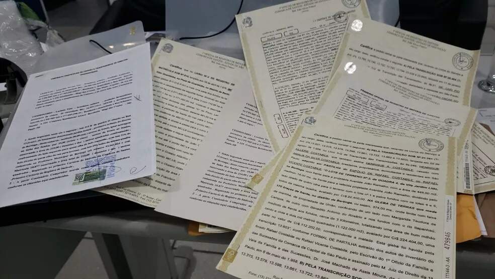 Com o suspeito, a Polícia Civil apreendeu diversas escrituras falsas em Bertioga