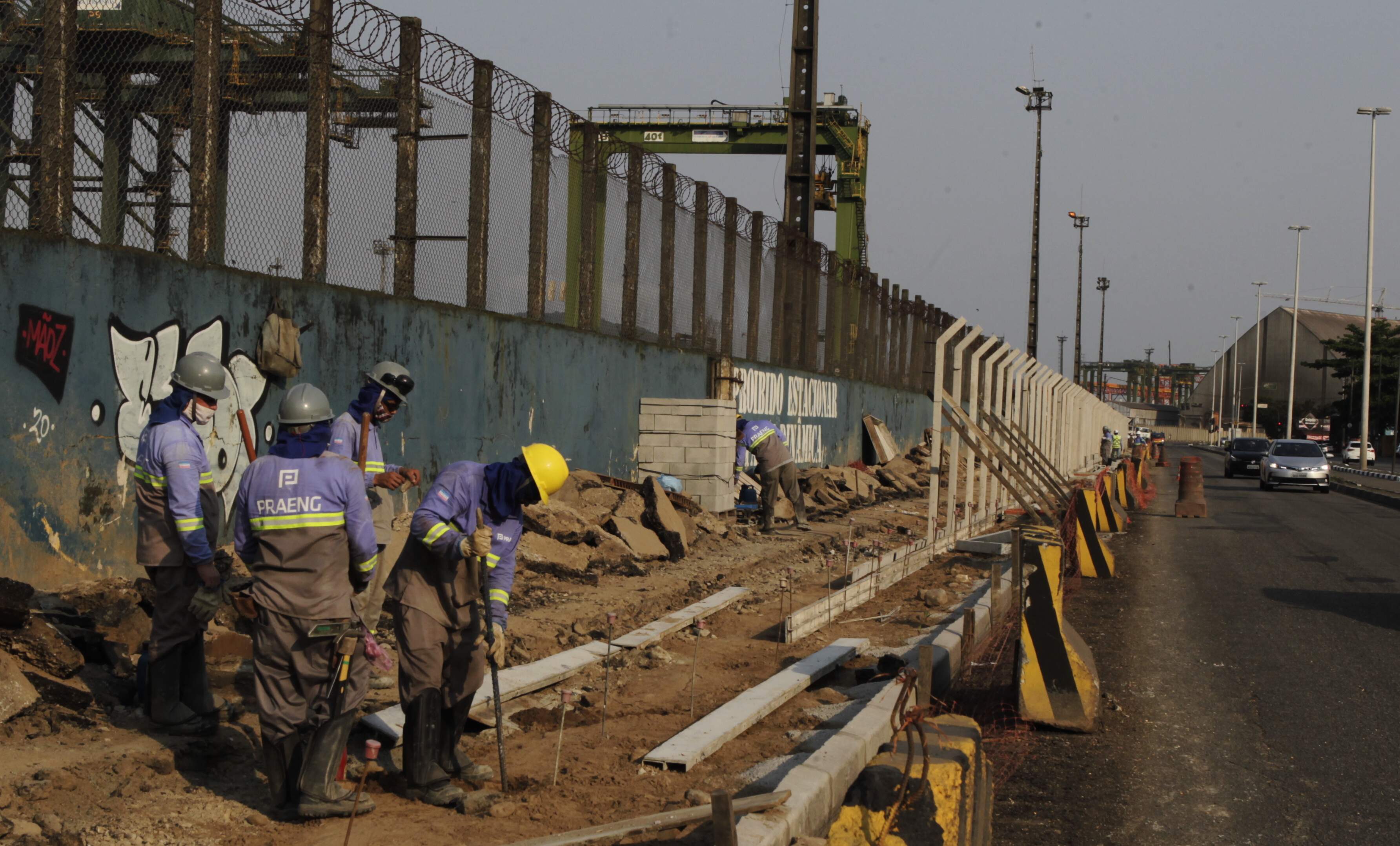 Equipe de trabalho ergue novo muro às margens da Avenida Perimetral da Margem Direita do Porto