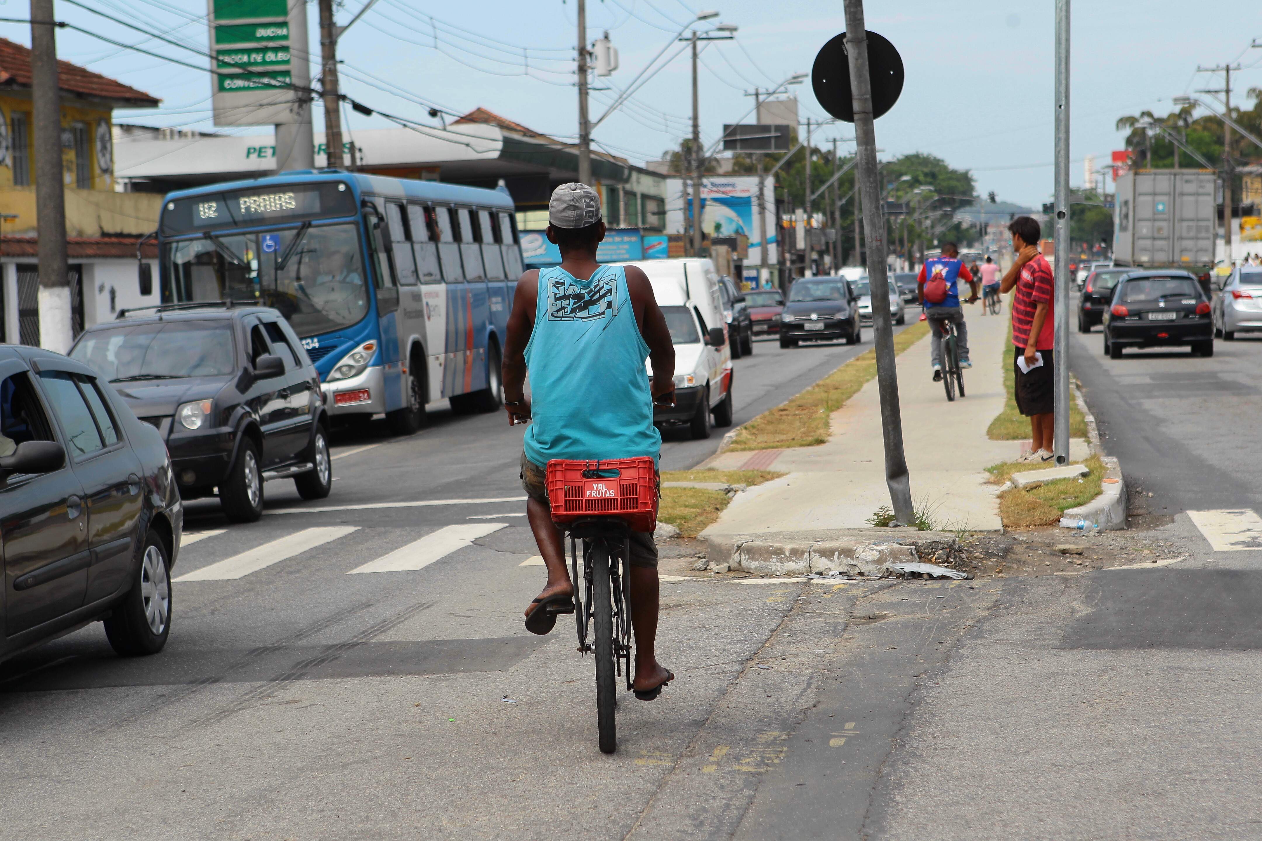 Condutor de bicicleta em avenida movimentada: combinação que, sem o devido cuidado, pode ser fatal
