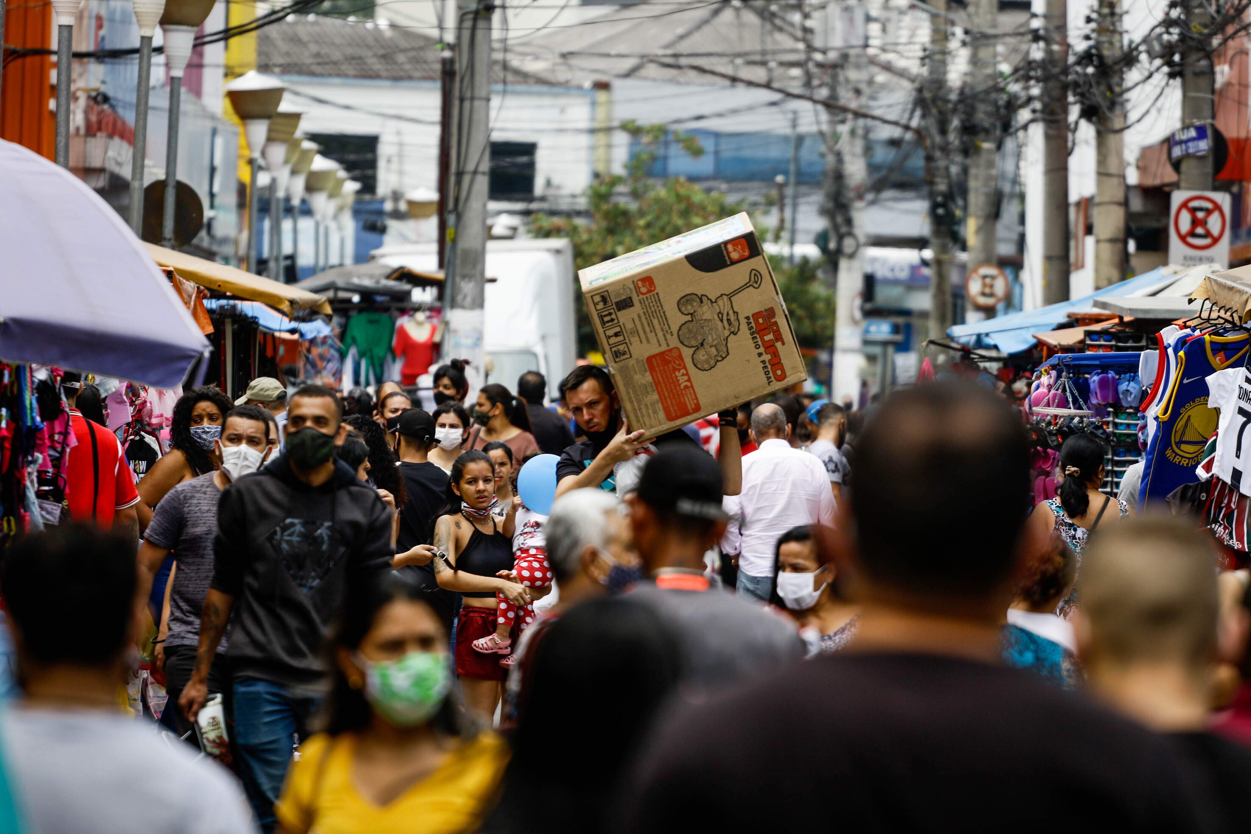 Movimento no comércio em São Paulo para o Dia das Crianças