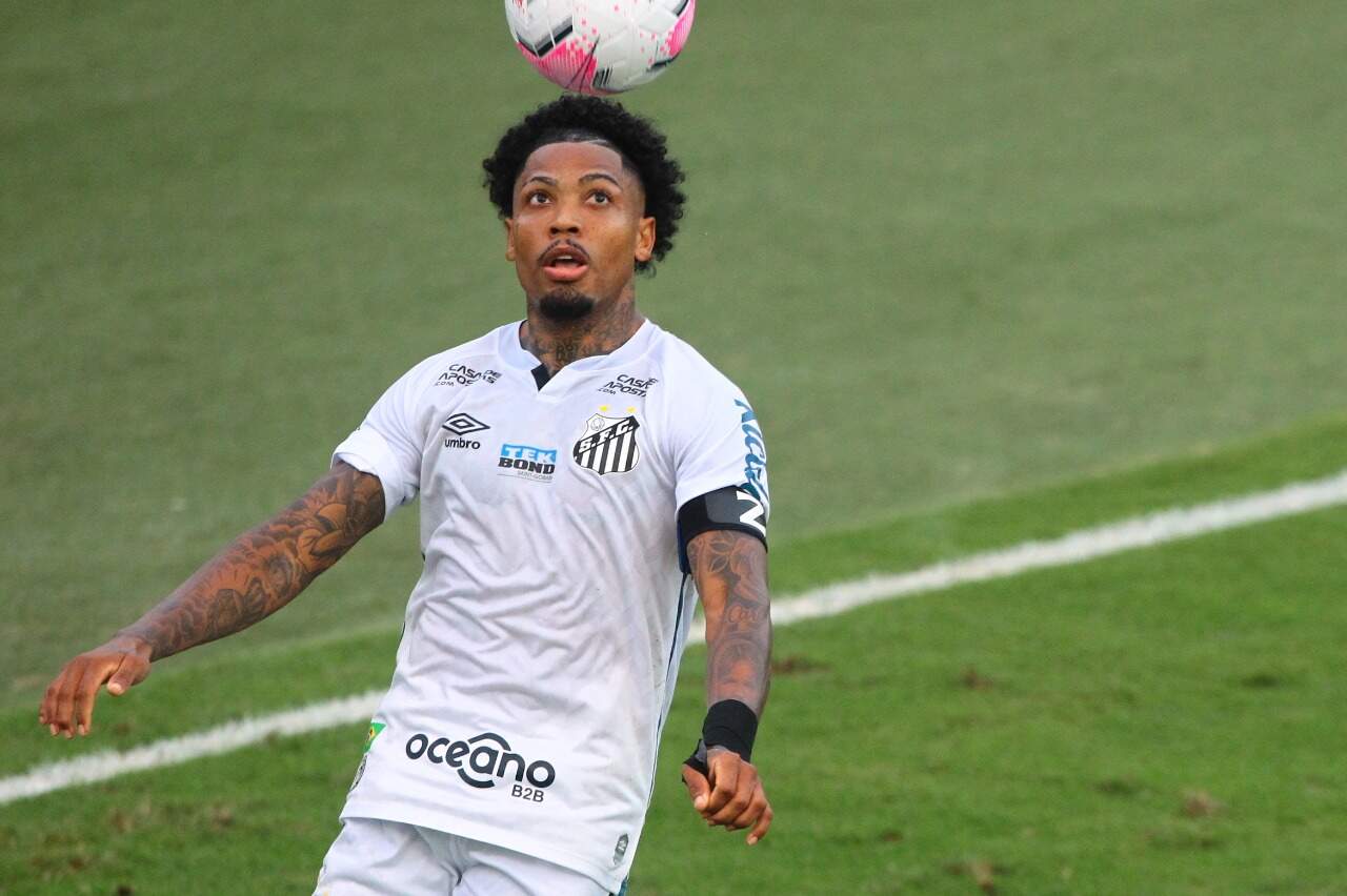 Com a braçadeira de capitão, Marinho marcou os gols da vitória do Santos na Vila Belmiro
