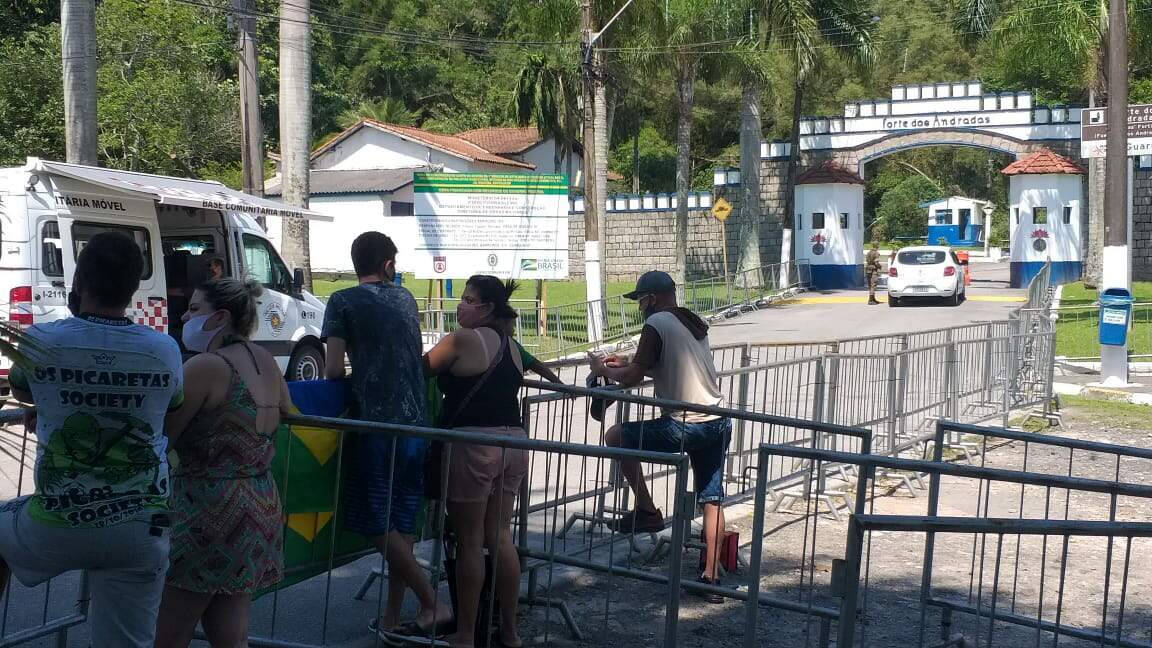 Apoiadores aguardam o presidente na entrada do Forte dos Andradas 