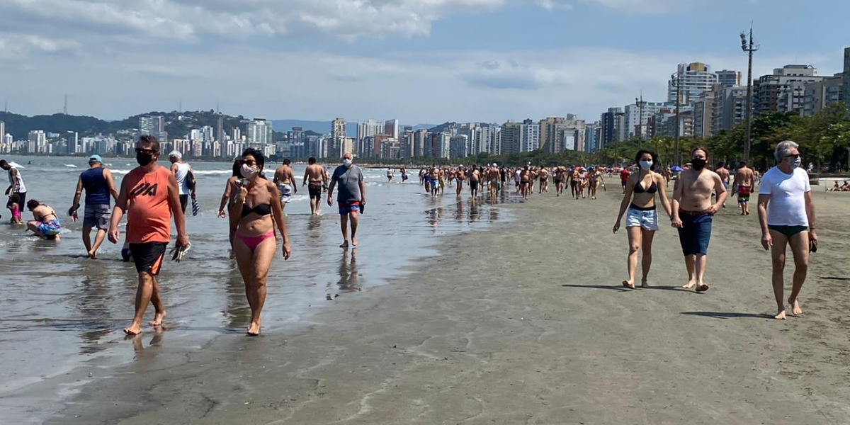 Pessoas usaram a manhã do feriado para caminhar na praia 