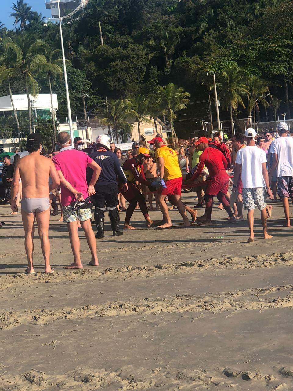 Turista foi socorrido às pressas após ser atingido por uma lancha na praia da Enseada 