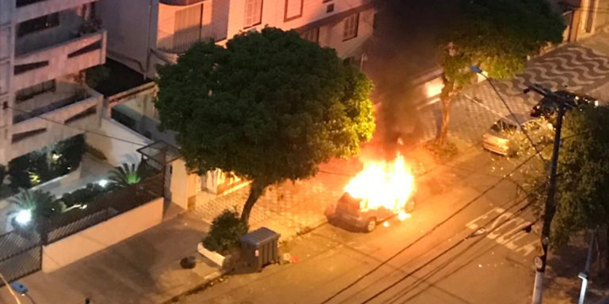 Carro estacionado na rua Alagoas foi tomado pelas chamas 