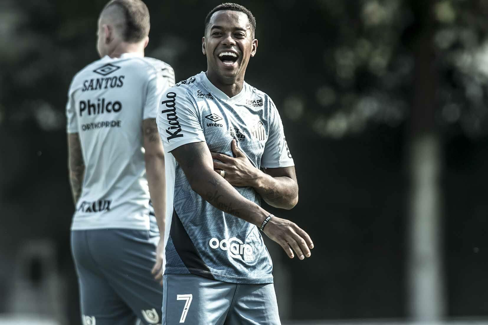 Robinho assinou cinco meses de contrato com o Santos 
