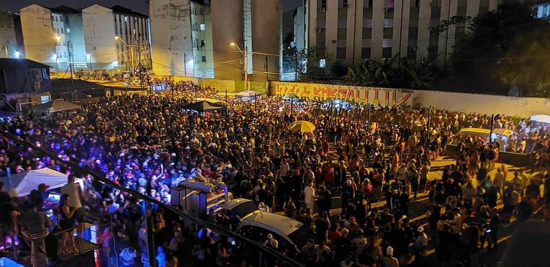 Baile funk na Vila Telma, em Santos, gerou aglomeração de milhares de pessoas