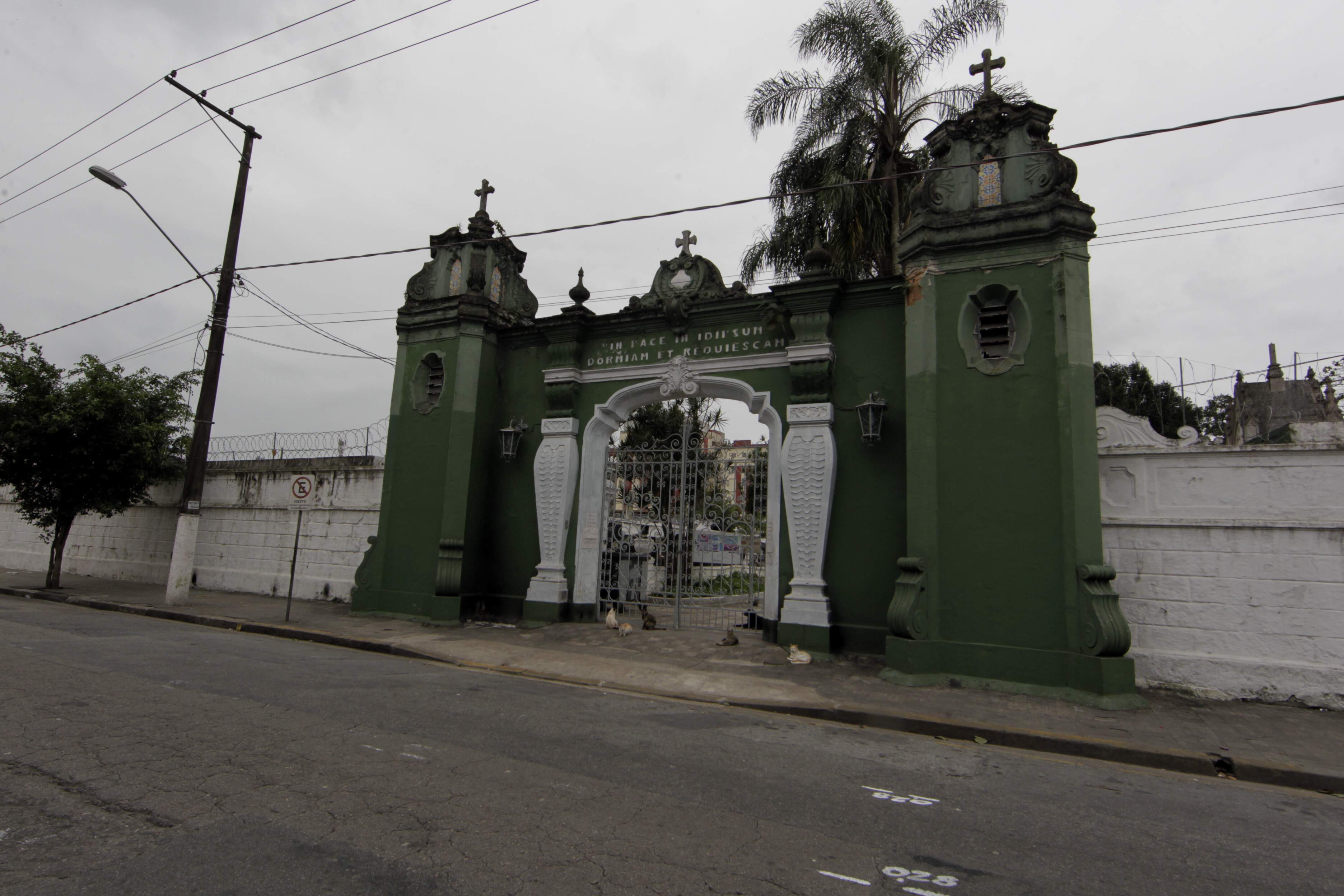 Em cemitérios municipais como o do Paquetá, em Santos, somente sepultamentos, exumações e serviços a