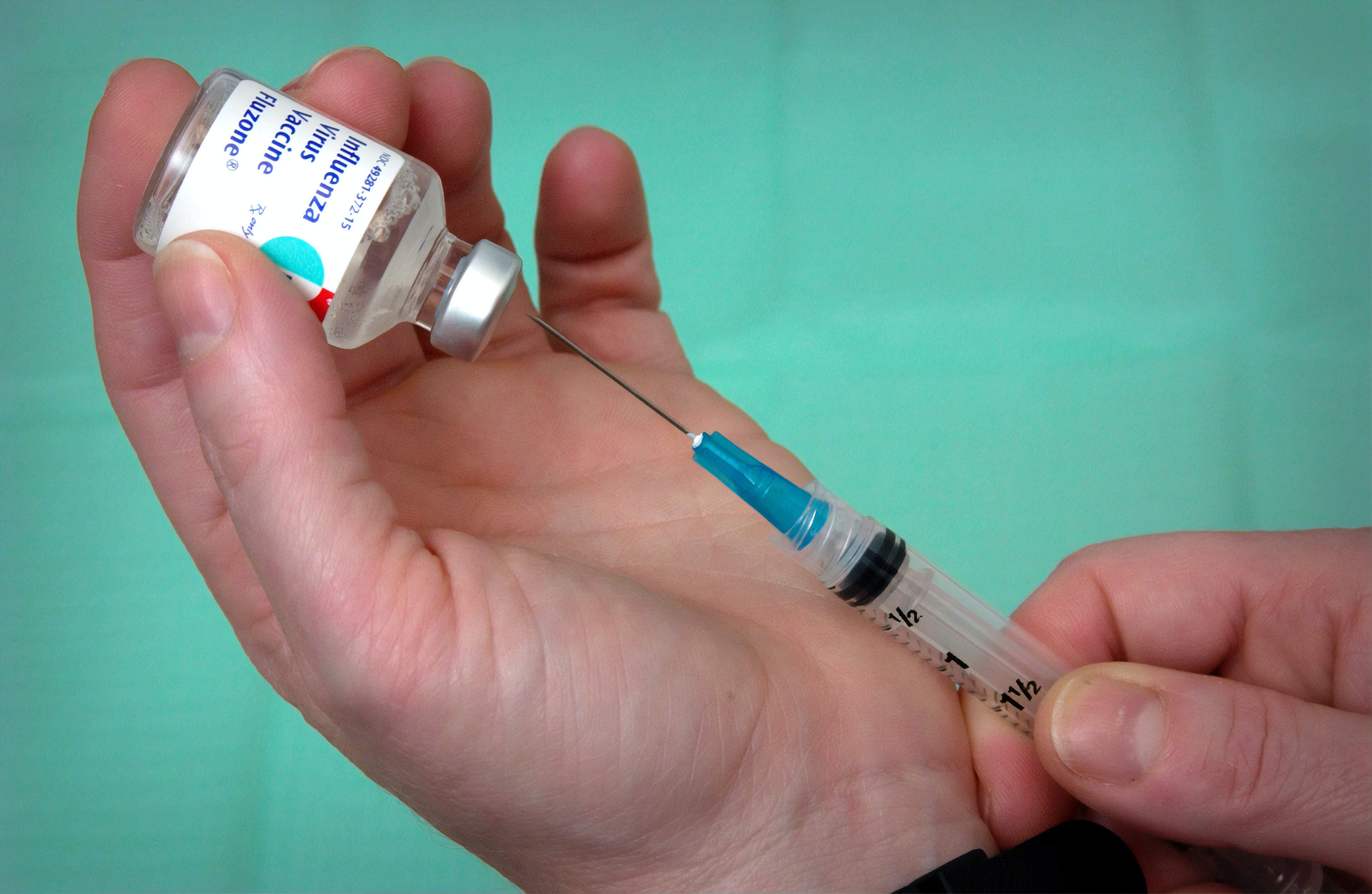 Vacina foi desenvolvida em parceria pela farmacêutica americana Pfizer com a alemã BioNTech