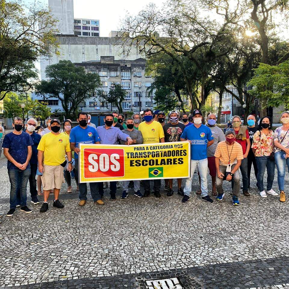 Motoristas de transporte escolar protestaram em frente à Prefeitura de Santos