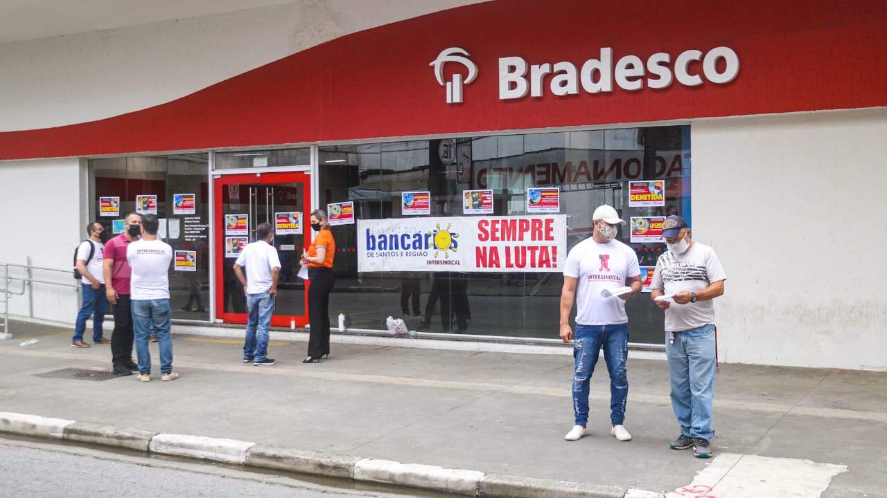 Protestos foram realizados em agências do Bradesco no Centro de Santos