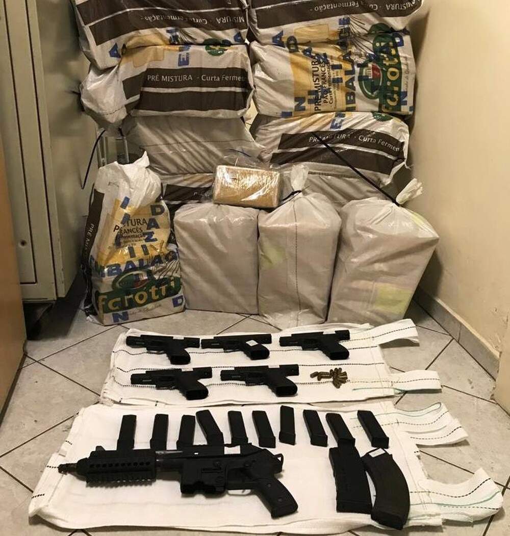 Fuzil e cinco pistolas além de 1,3 tonelada de cocaína apreendidas 
