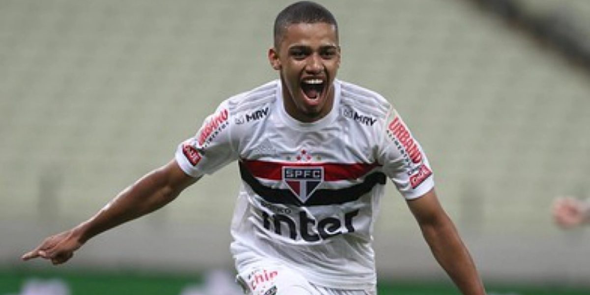 Brenner marcou os dois gols do tricolor 