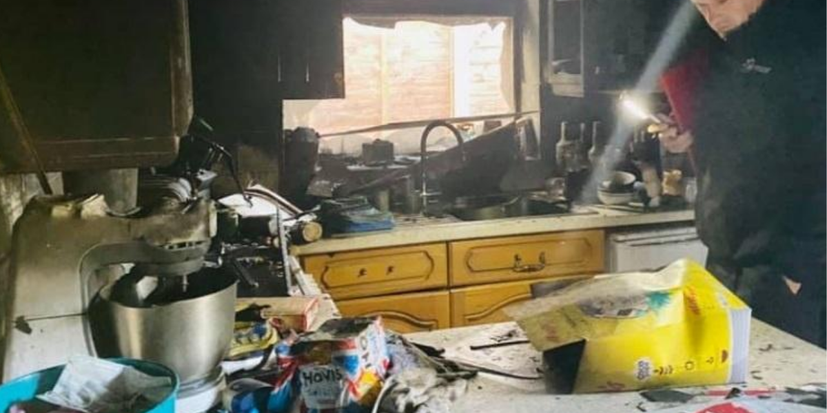 Incêndio teve origem na cozinha e destruiu a residência