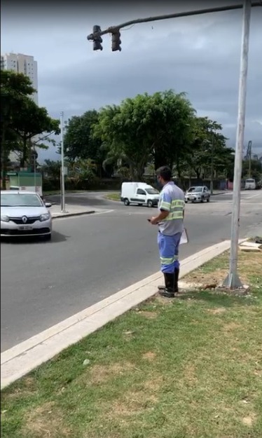 Agente estava em serviço na Ponta da Praia, próximo ao novo Mercado de Peixes quando foi abordado e agredido verbalmente por um motorista que levou uma multa 
