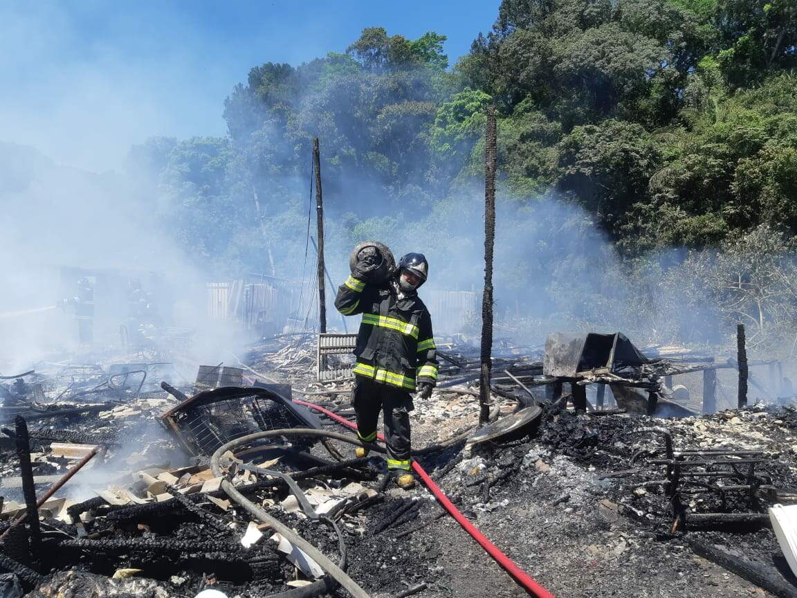Incêndio atinge comunidade Morrinhos IV, no Guarujá