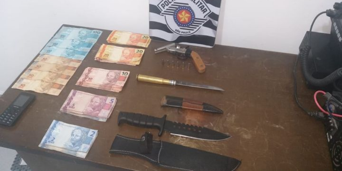 Armas e dinheiro apreendidos com os suspeitos 